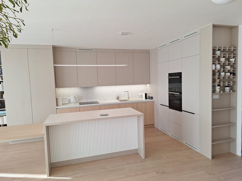Open-plan kuchyňa – pohľad na rohový ostrovček